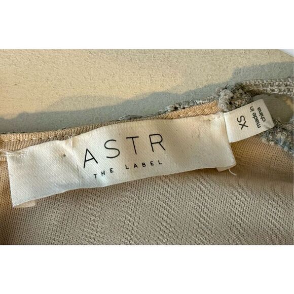 ASTR The Label Short Sleeve V-Neck Lace Short Romper Women's XS - Picture 5 of 10